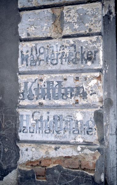 Leipzig, Alfred-Kästner-Str. 74, 9.11.1997 (1).jpg - Max Bernecker, Kohlen-Handlung / darunter: Kohlen, Kartoffeln, ... Gips, Baumaterialien